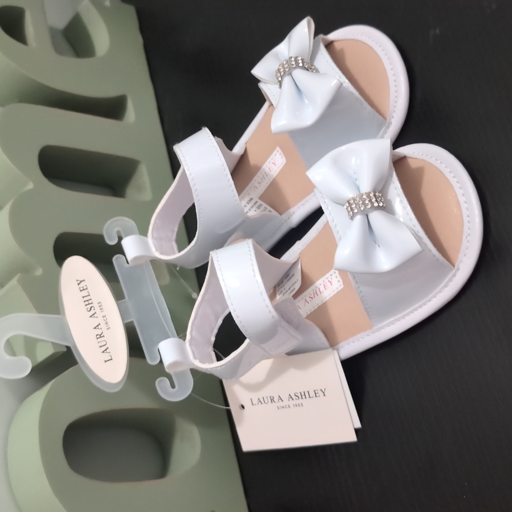 NEW  Infant size 4 Sandals *D19